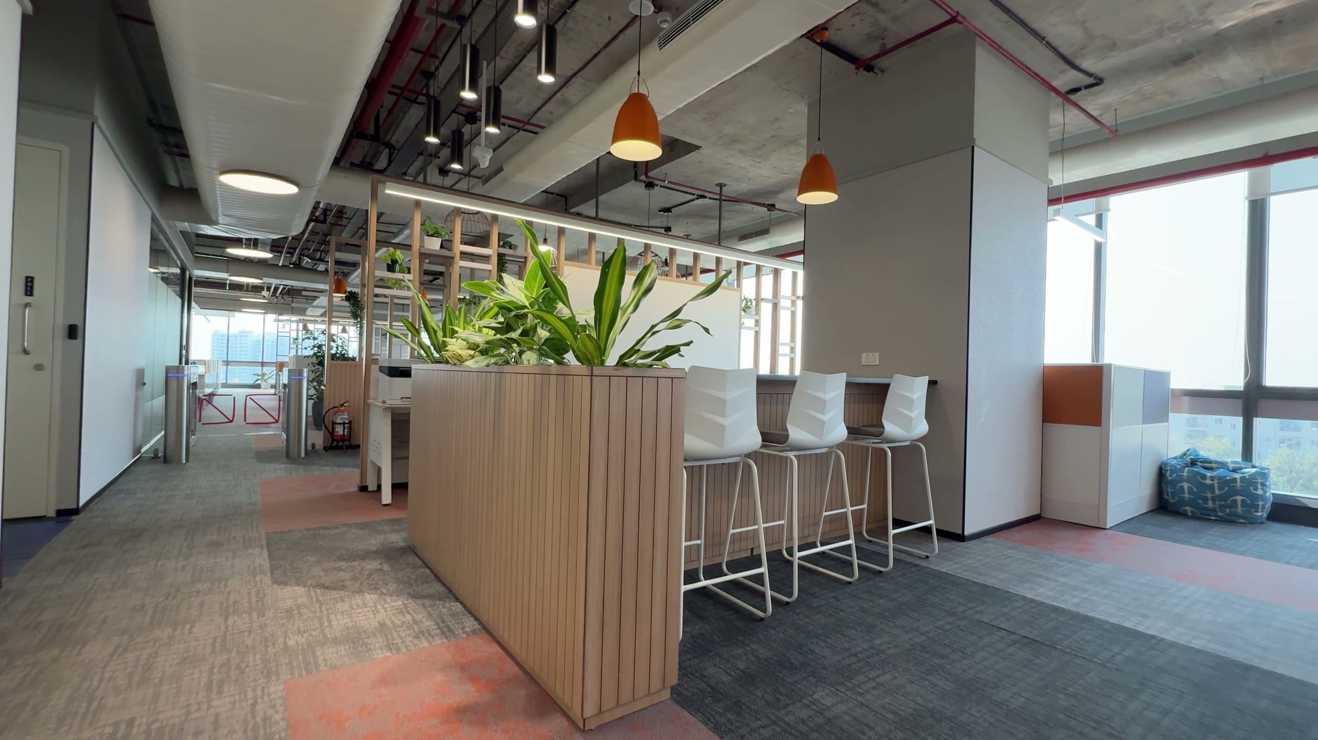Breakout breakfast counter, side view, HPE office