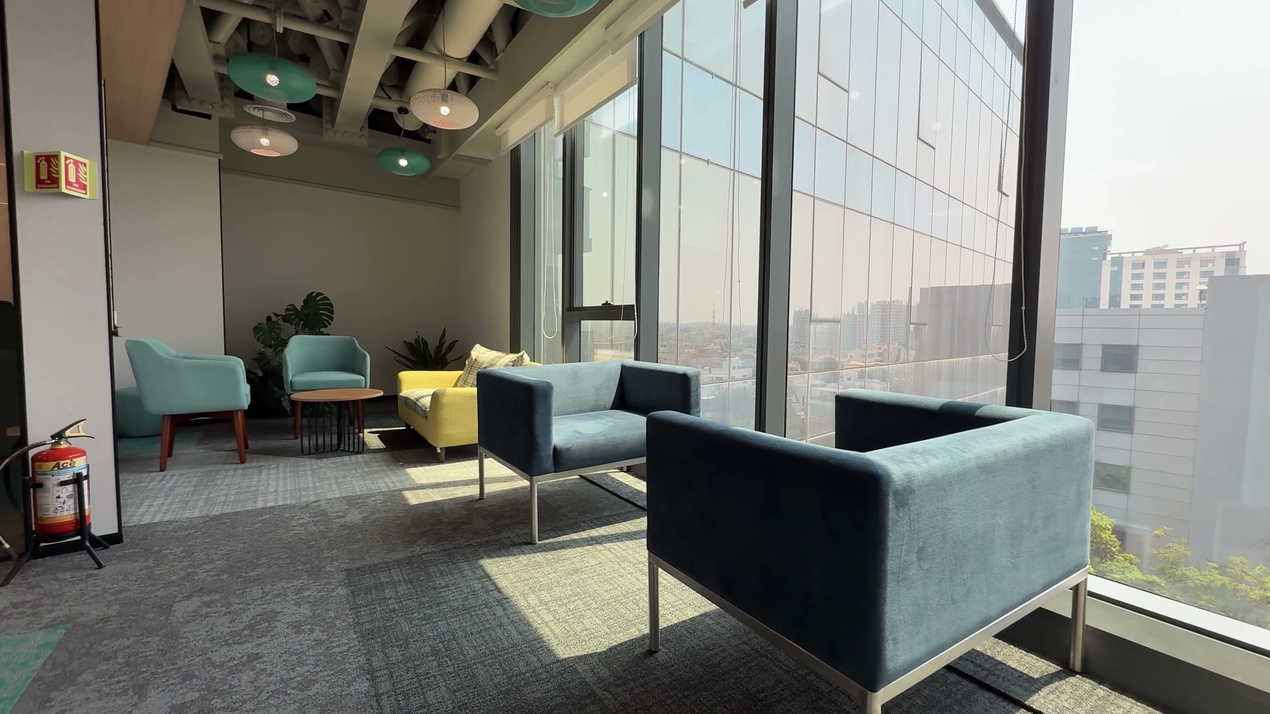 Informal breakout sofa seating at HPE office