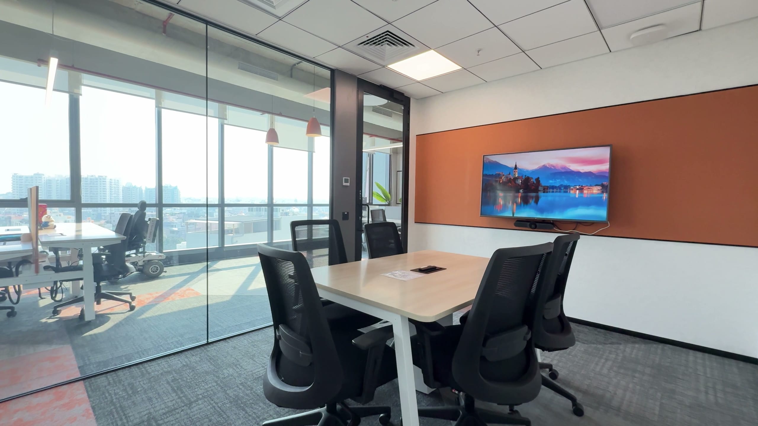 Compact meeting room at HPE office