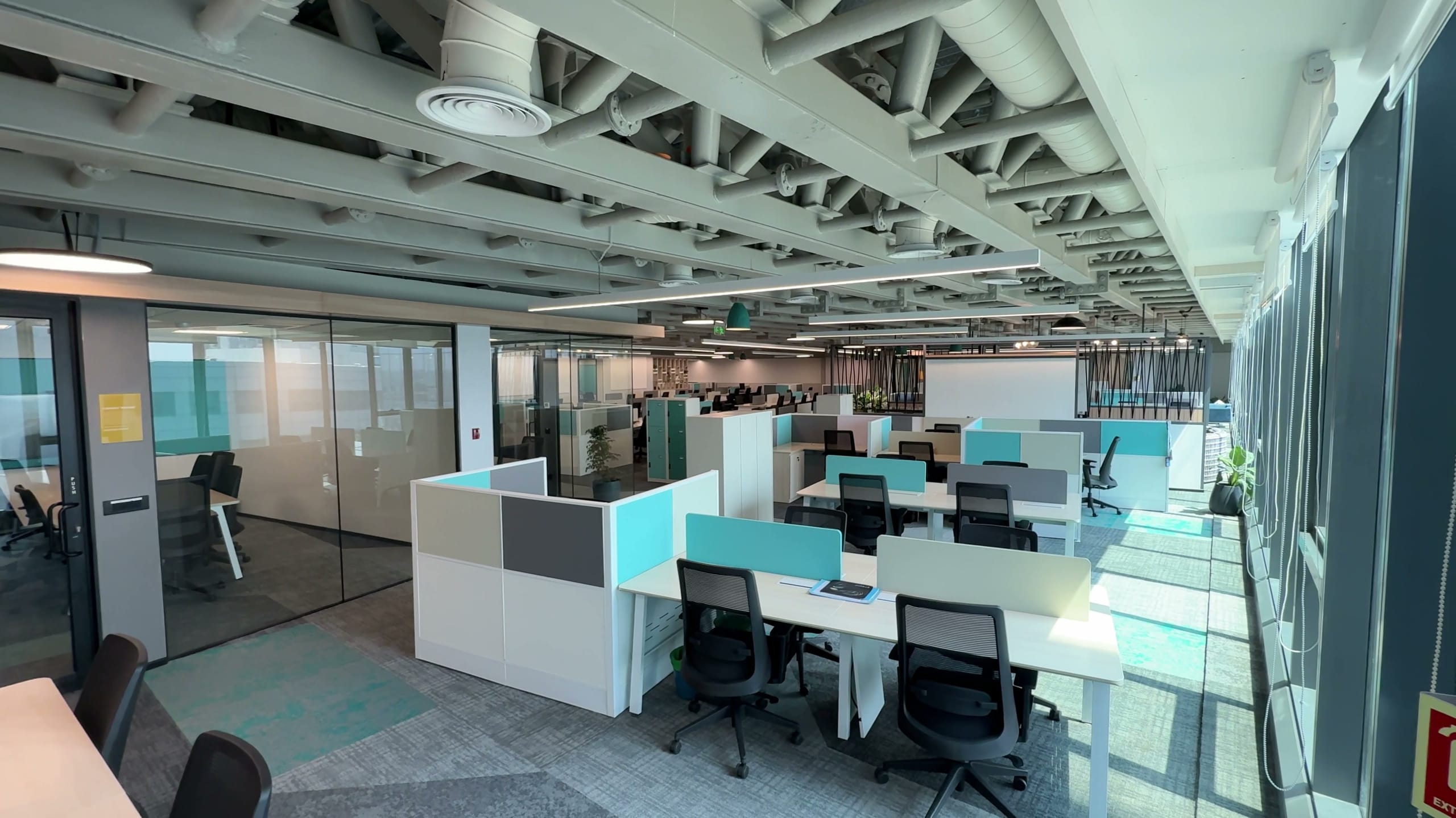 Open-plan workstations in blue and white at HPE office