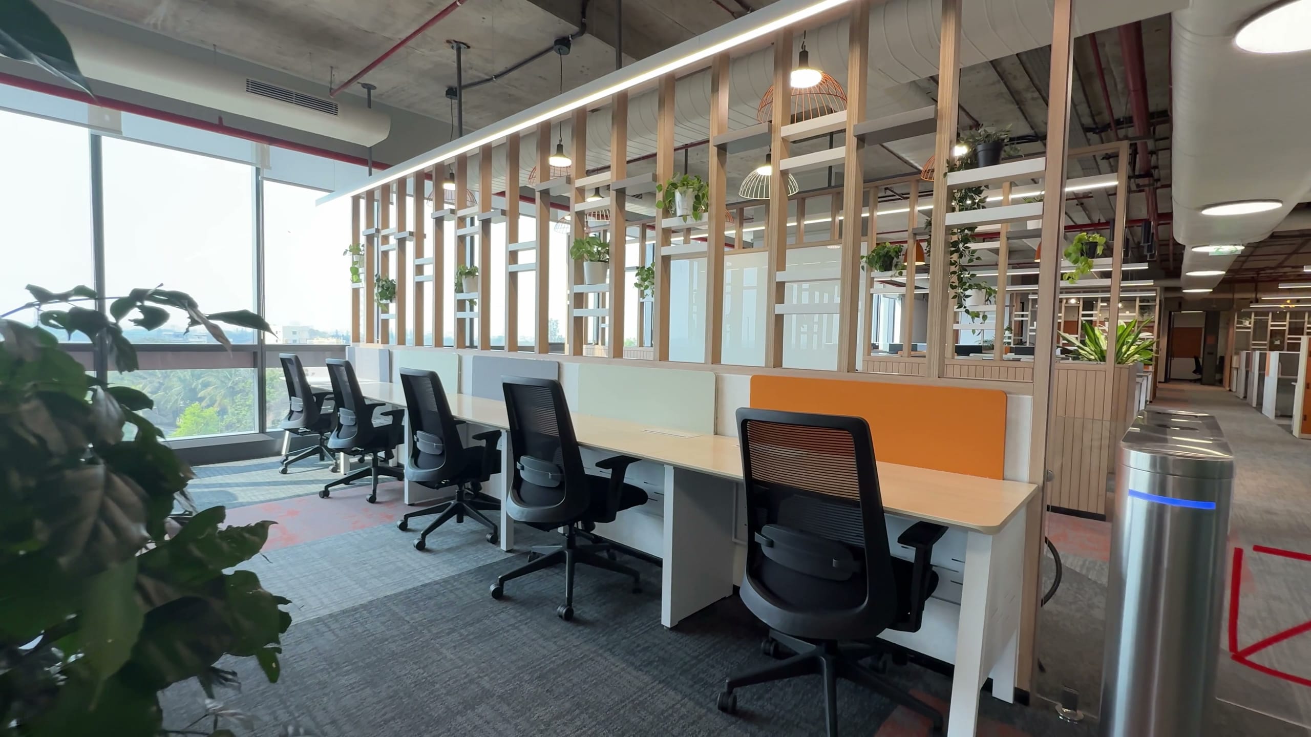 Workstation plant wall, second angle, HPE office