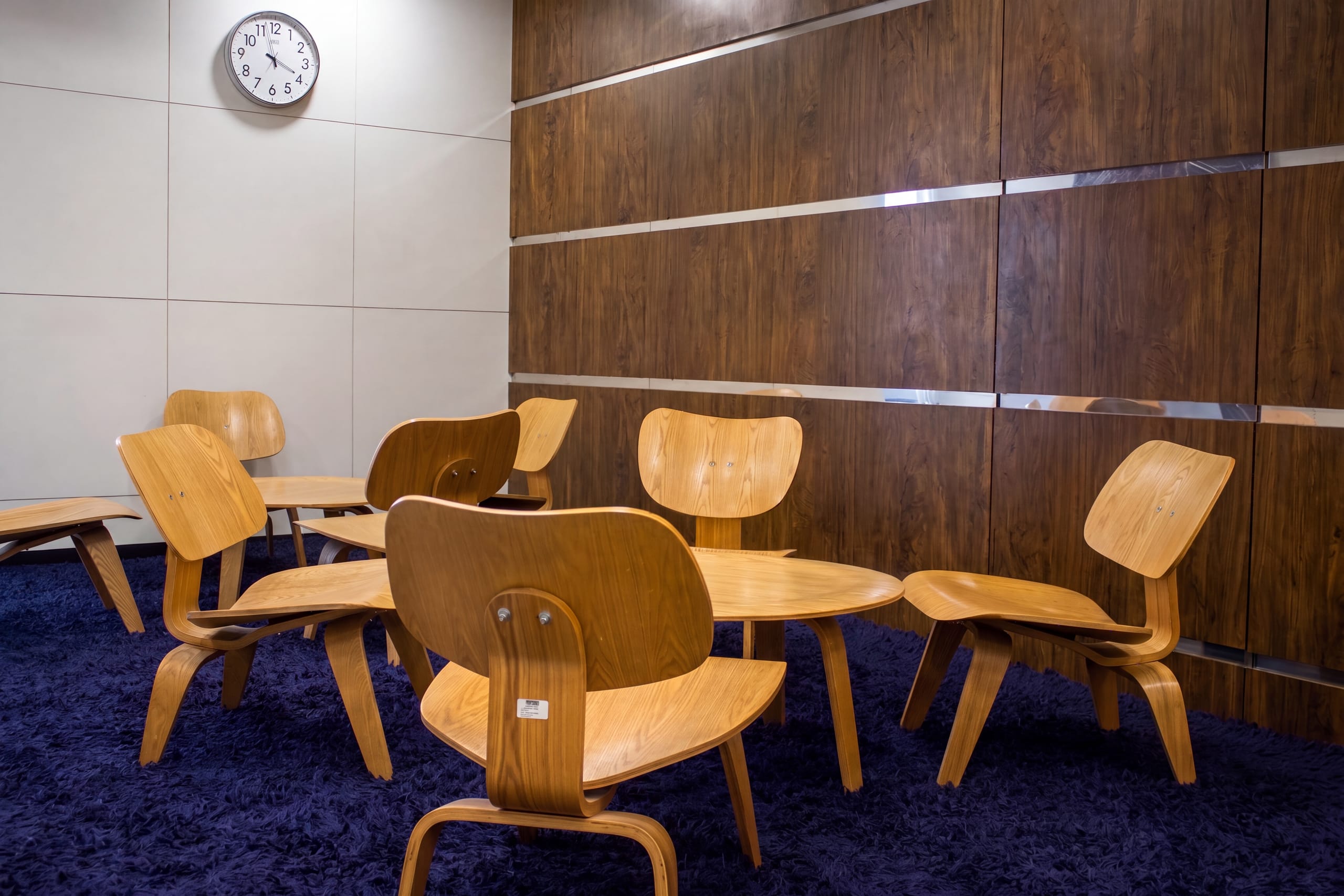 Breakout area with blue carpet at Temenos office