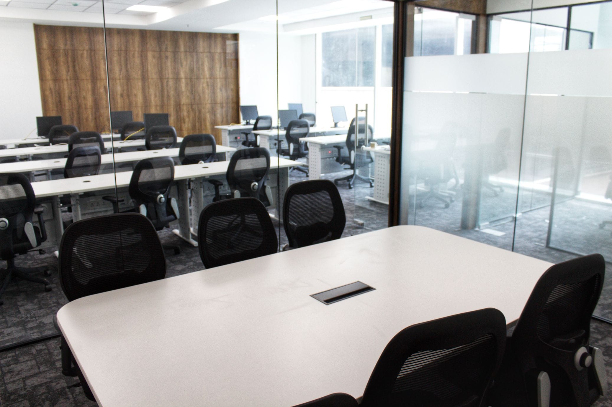 Workstations with glass partition at Temenos office