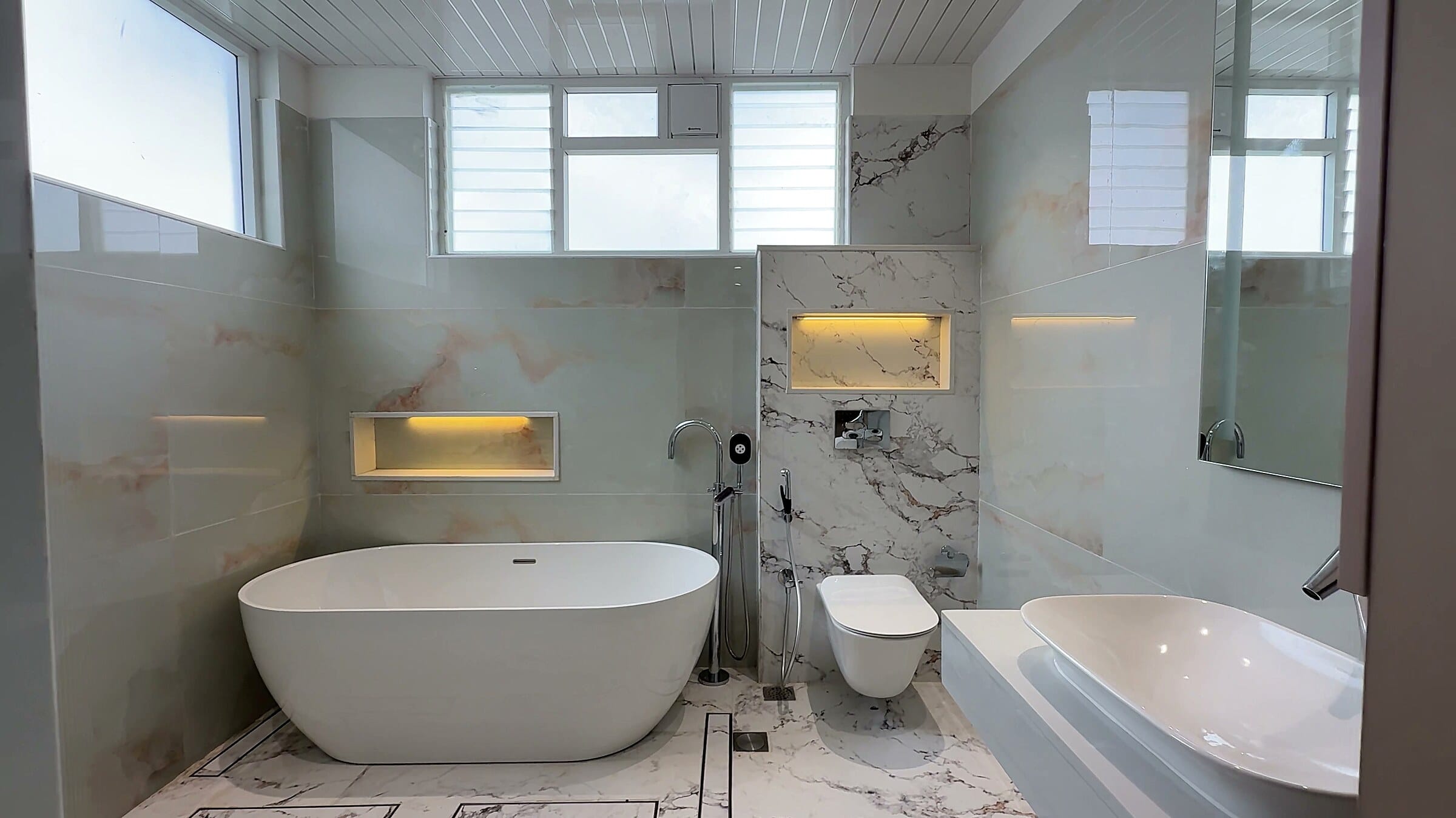 Master bathroom with bathtub and WC at the Diamond District penthouse